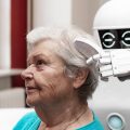 Как роботы и искусственный интеллект могут помочь или усугубить проблему одиночества