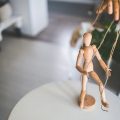 Психологические игры в отношениях: как распознать и выйти из манипуляций?